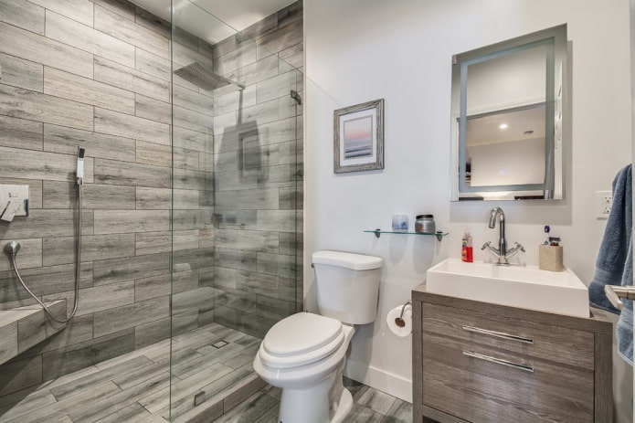Dusche mit Fliesen in Holzoptik im Badezimmer