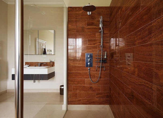 Dusche mit Fliesen in Holzoptik im Badezimmer