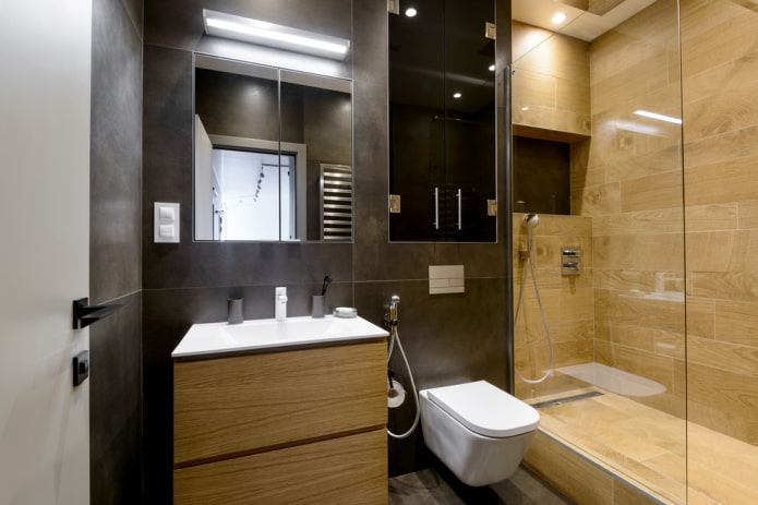 Dusche mit Fliesen in Holzoptik im Badezimmer