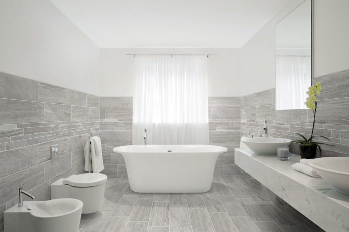 Holzähnliche Fliesen im Badezimmer