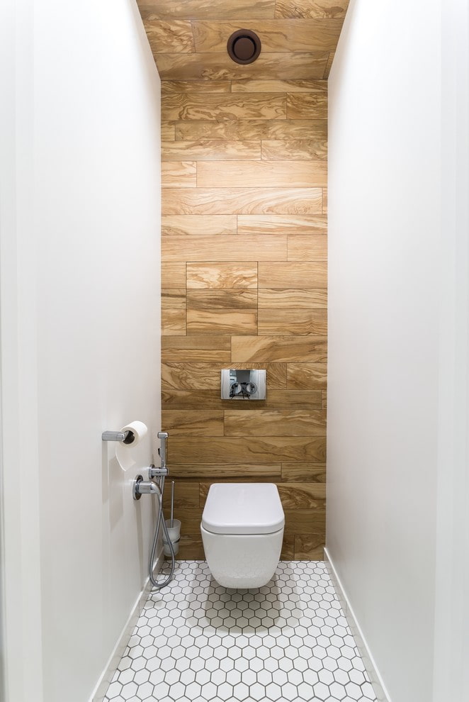 Holzfliesen im Toilettenbereich
