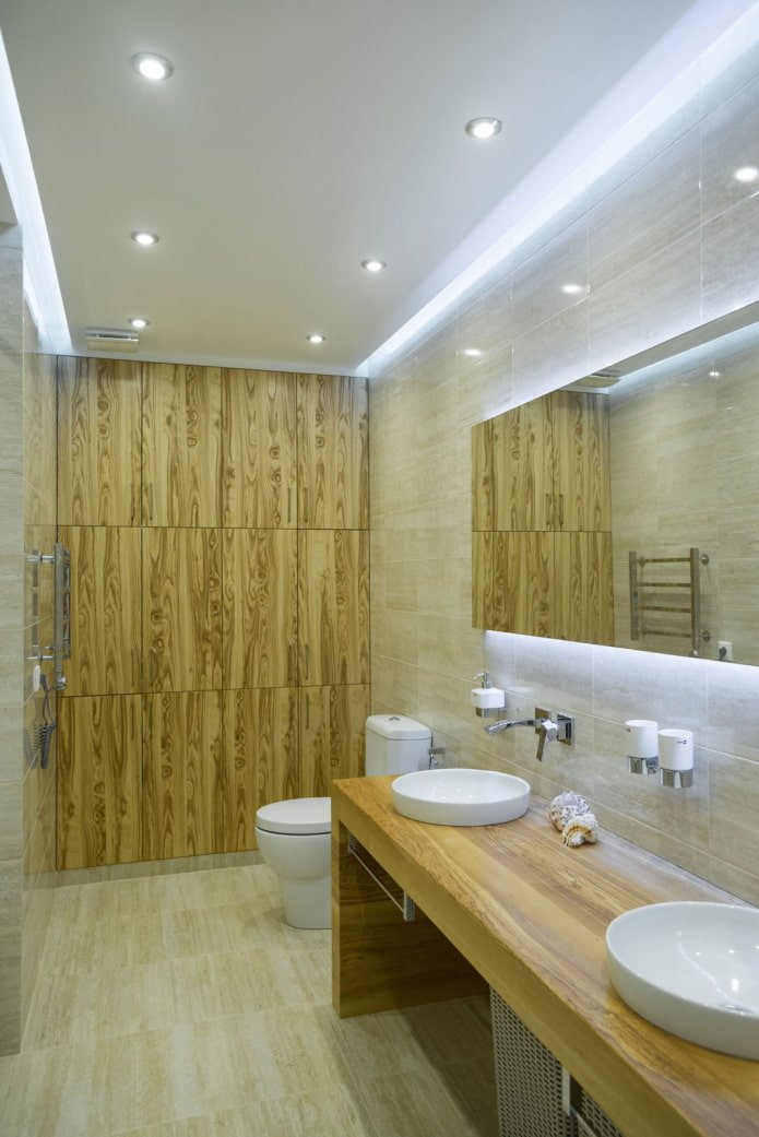 Holzfliesen im Toiletteninnenraum