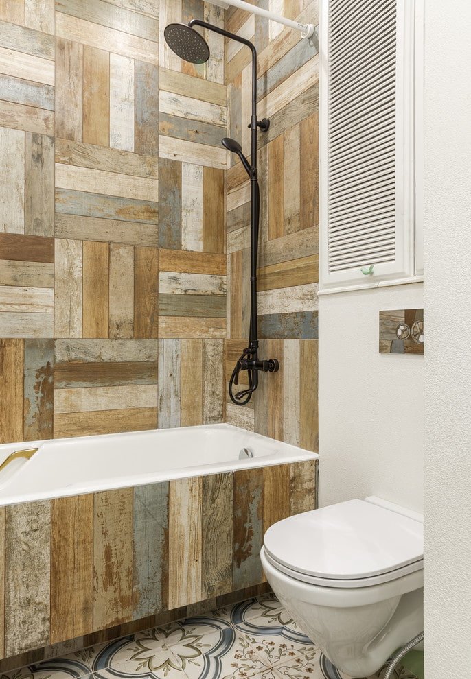Holzfliesendesign im Badezimmer