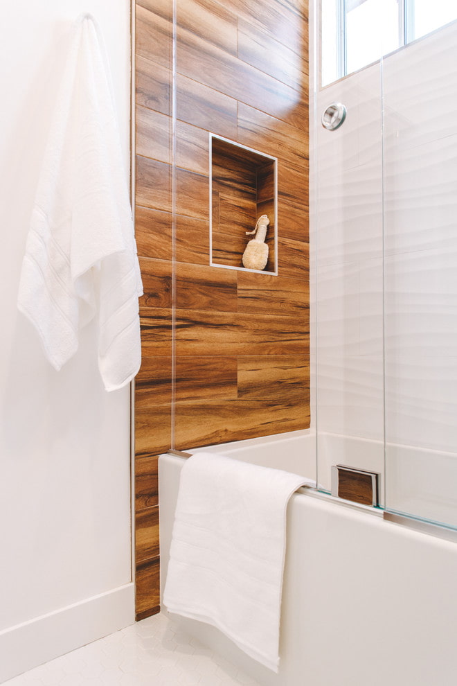 Holzähnliche Fliesen im Badezimmer