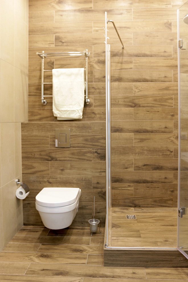 Verlegung von Fliesen in Holzoptik im Badezimmer