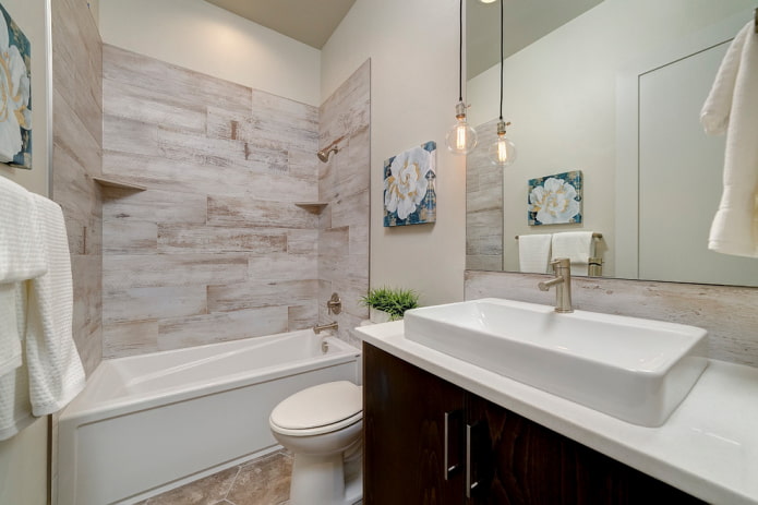 Holzfliesendesign im Badezimmer