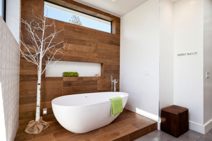 Holzähnliche Fliesen in einem Badezimmer im modernen Stil
