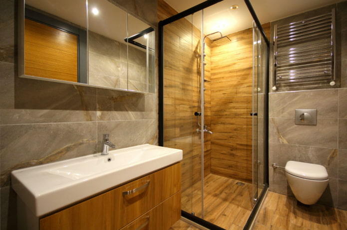 Kombination von Fliesen in Holzoptik mit Marmor im Badezimmer