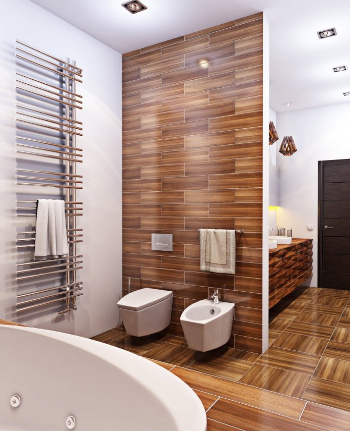 Holzähnliche Fliesen im Badezimmer