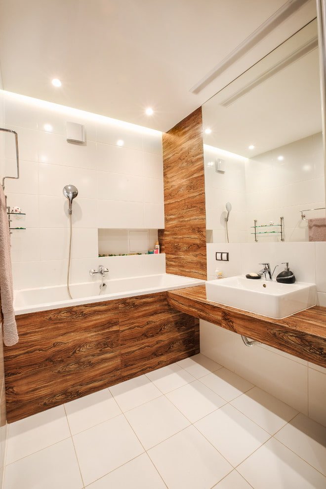 Holzähnliche Fliesen im Badezimmer