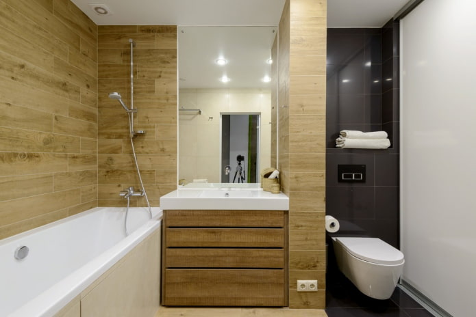 Wandfliesen in Holzoptik im Badezimmer