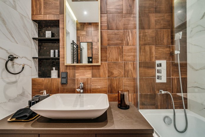 Holzähnliche Fliesen im Badezimmer