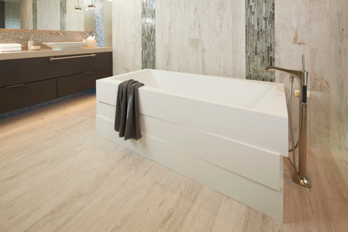 Bodenfliesen in Holzoptik im Badezimmer