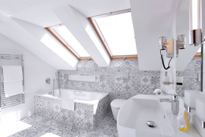 Patchwork-Fliesen im Badezimmer