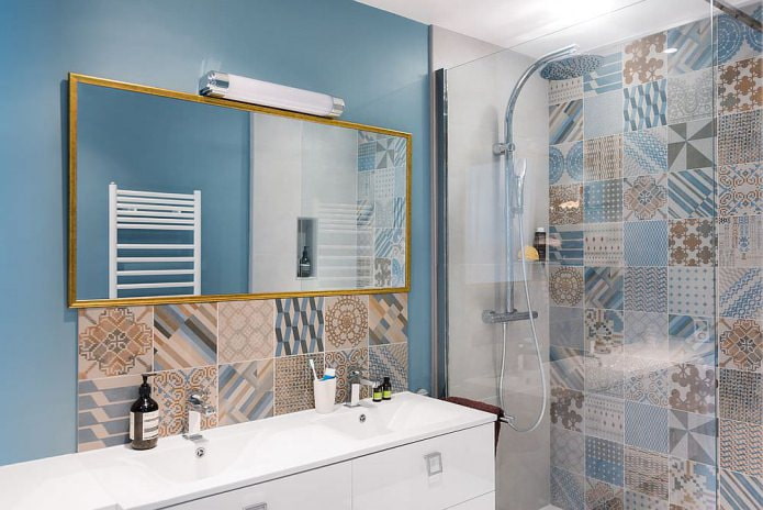 Patchwork-Fliesen im Badezimmer