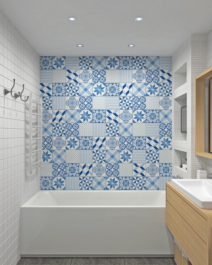 Blaue Patchworkfliesen im Badezimmer