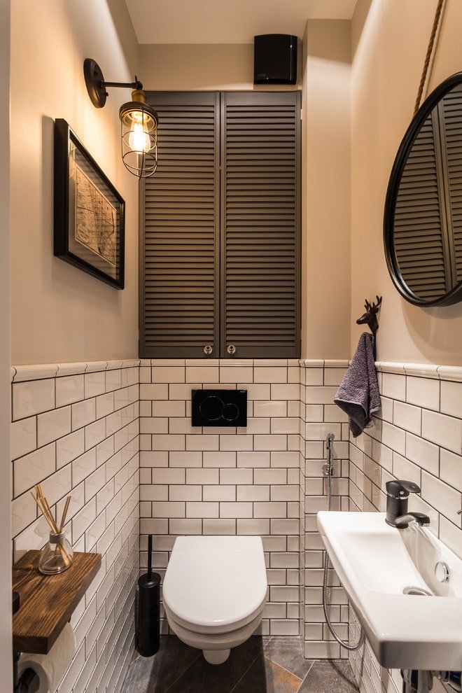 Schrank im Inneren einer kleinen Toilette
