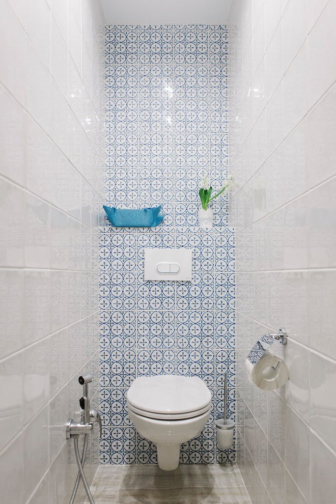 Innenansicht einer Toilette in einer Chruschtschow-Wohnung