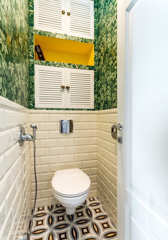 Einbauschrank im Toilettenraum