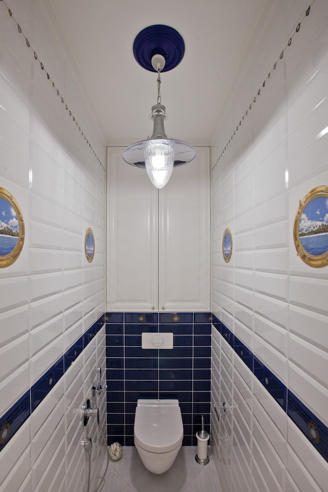 Schrank im Inneren einer kleinen Toilette