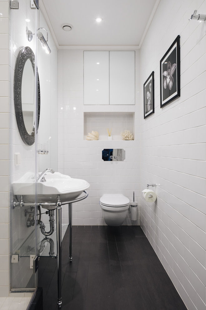 Schrank in einer Nische im Inneren der Toilette