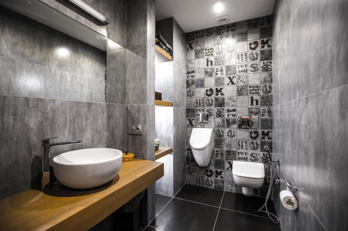 Schrank in einer Nische im Toilettenraum