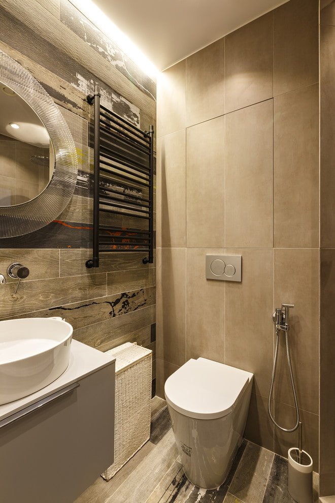 Versteckter Schrank im Toiletteninneren