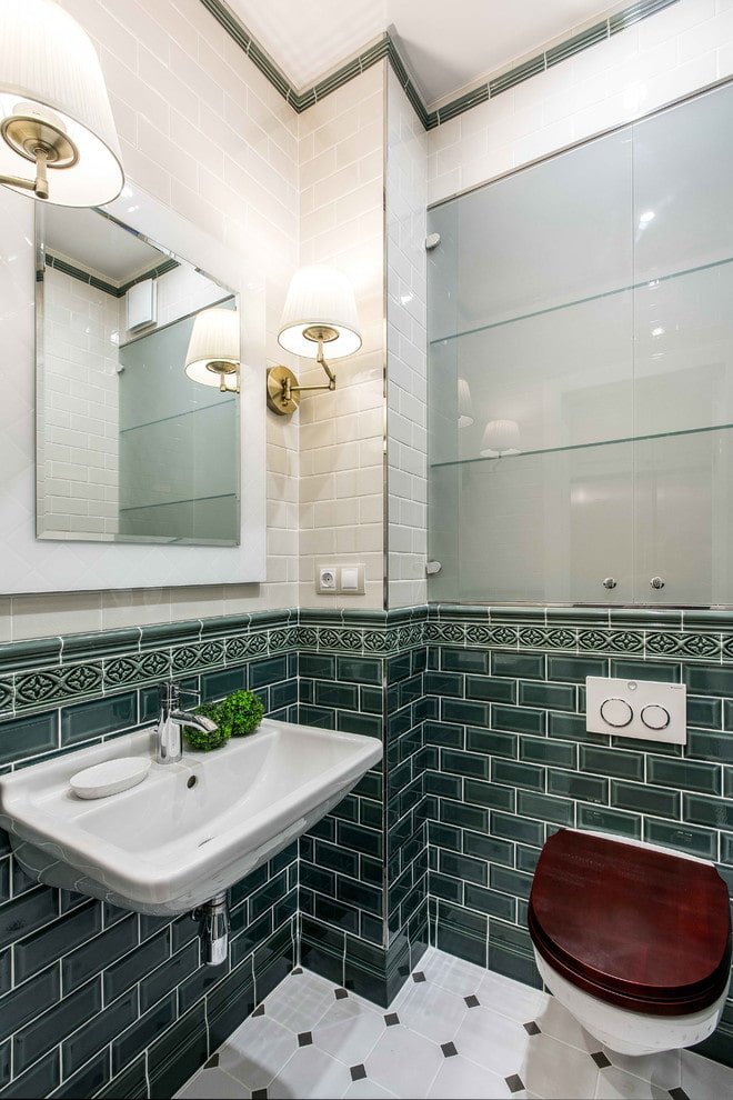 Schrank hinter der Toilette im Toilettenraum