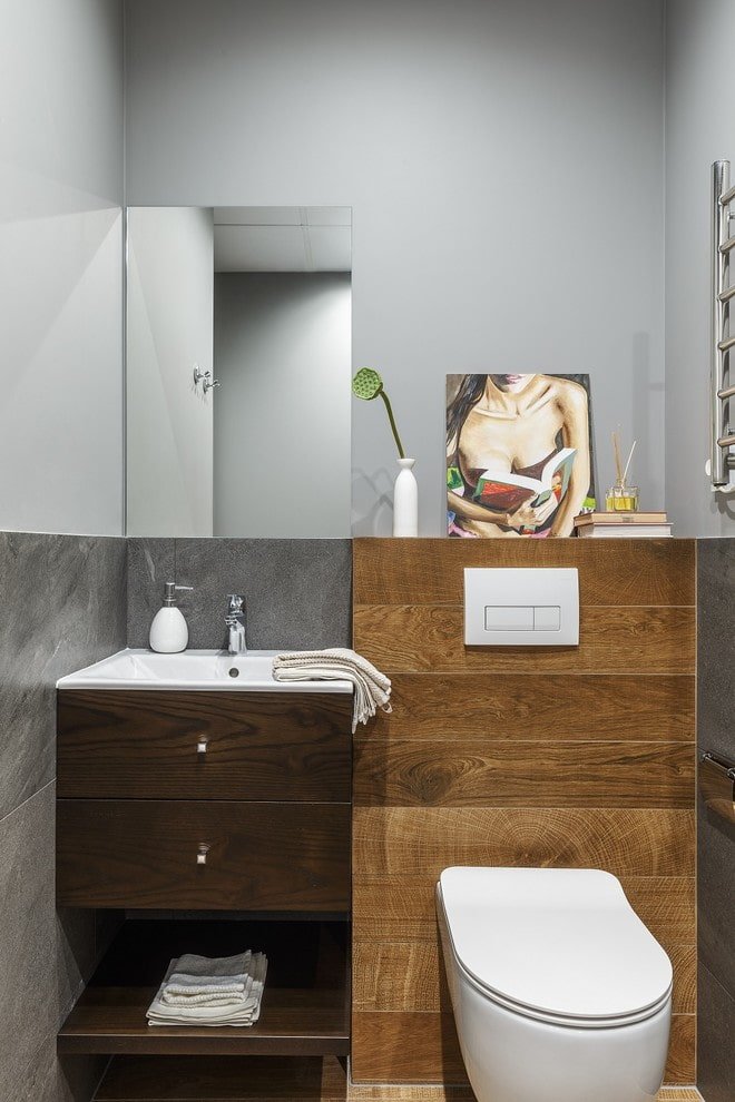 Schrank im Toiletteninneren