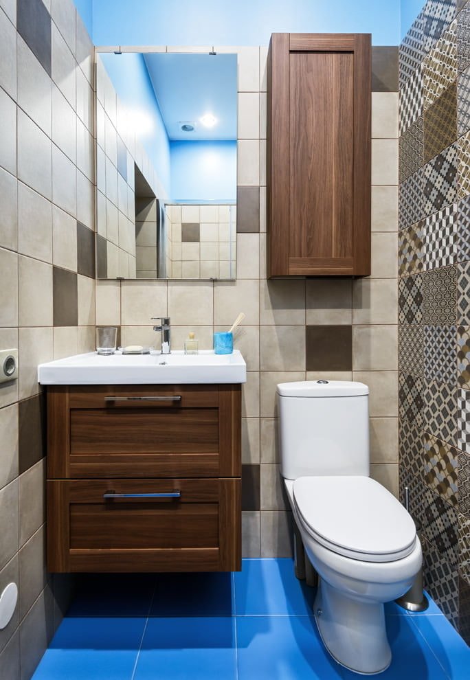 Wandschrank im Toilettenraum
