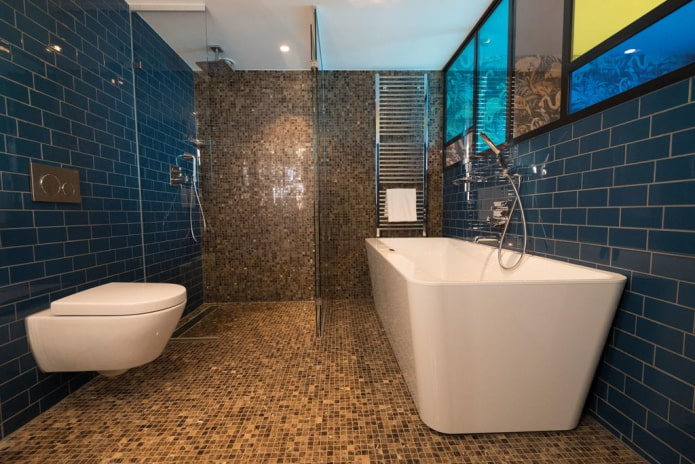 gefliestes Badezimmerinterieur