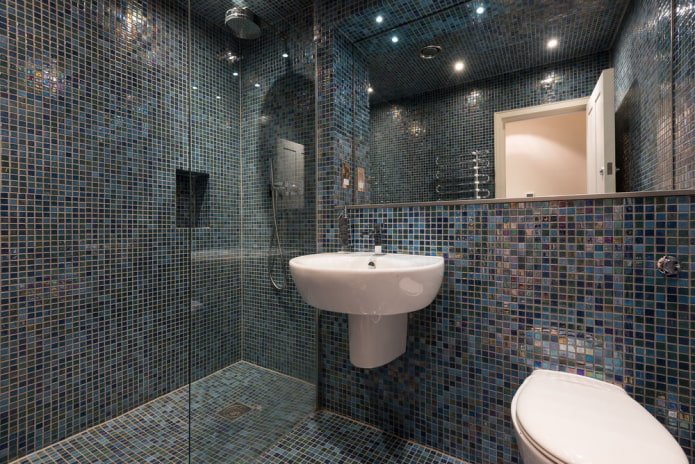 blaue Fliesen im Badezimmer
