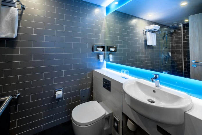 Wände mit Fliesenoberfläche im Badezimmer