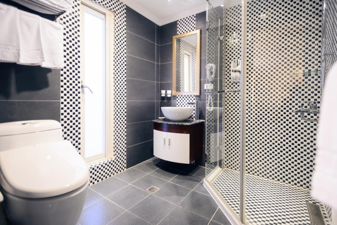 Fliesendekoration im Badezimmer