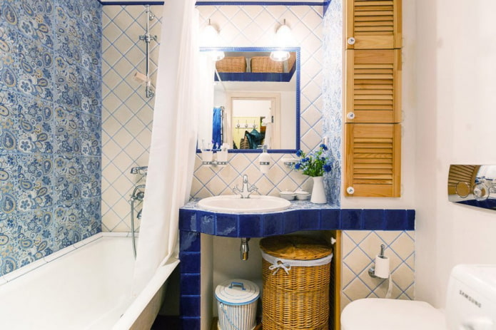 Fliesen im Badezimmer im Provence-Stil