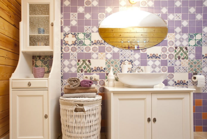 Fliesen im Badezimmer im Provence-Stil