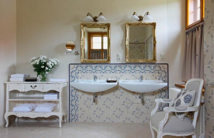 Fliesen im Badezimmer im Shabby-Chic-Stil