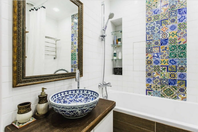 Fliesen im Badezimmer-Interieur im orientalischen Stil