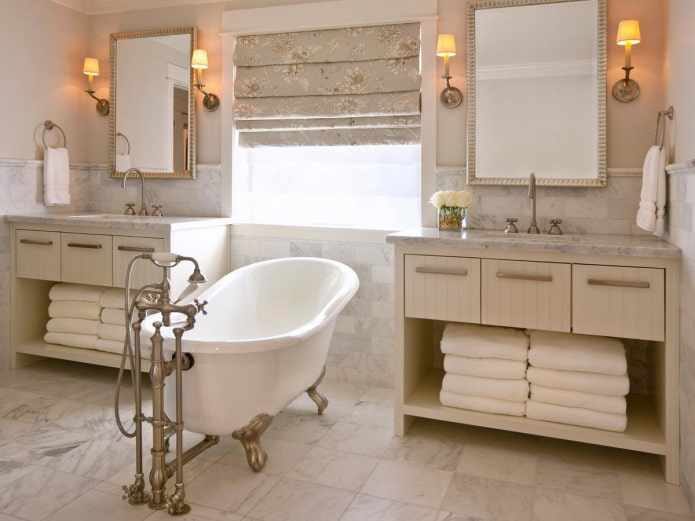 Fliesen im Badezimmer-Interieur im Shabby-Chic-Stil