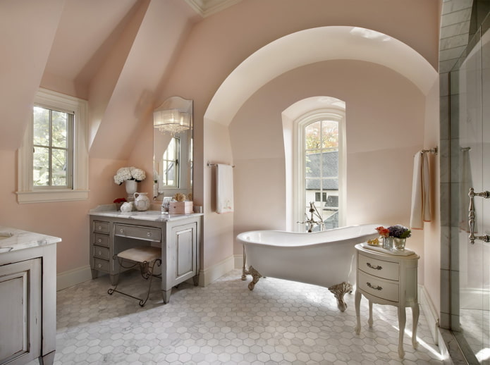 Fliesen im Badezimmer-Interieur im Shabby-Chic-Stil