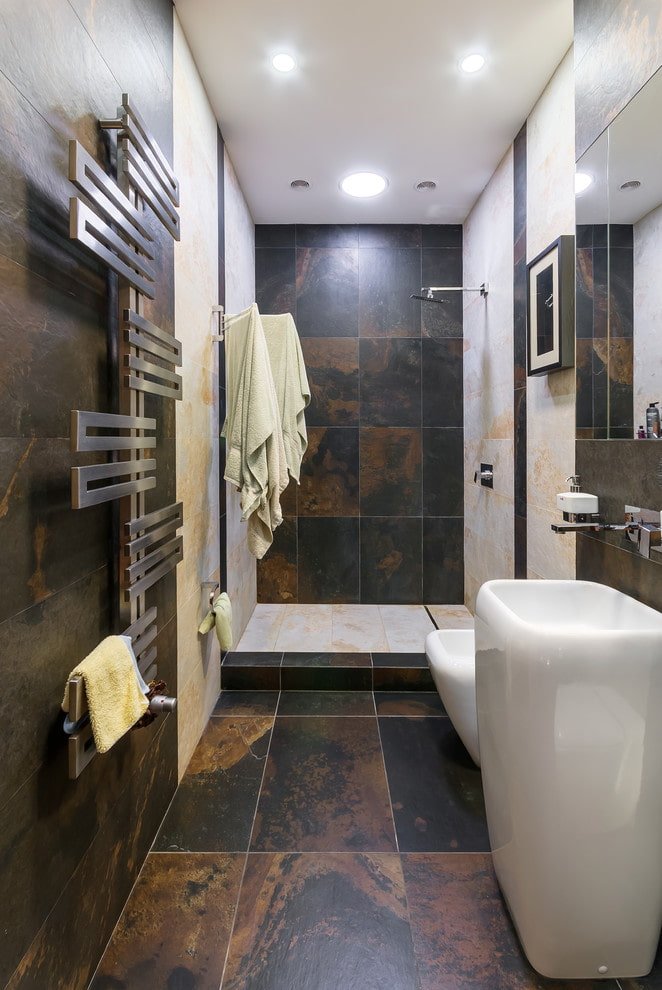 Boden mit Fliesenoberfläche im Badezimmer