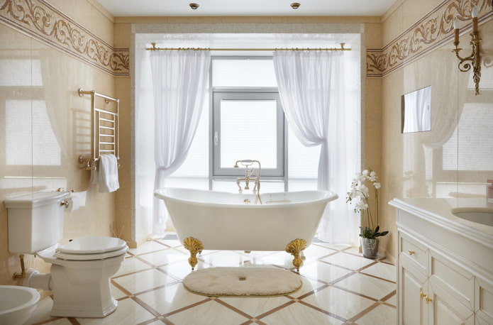 Fliesen im Badezimmer-Interieur im klassischen Stil