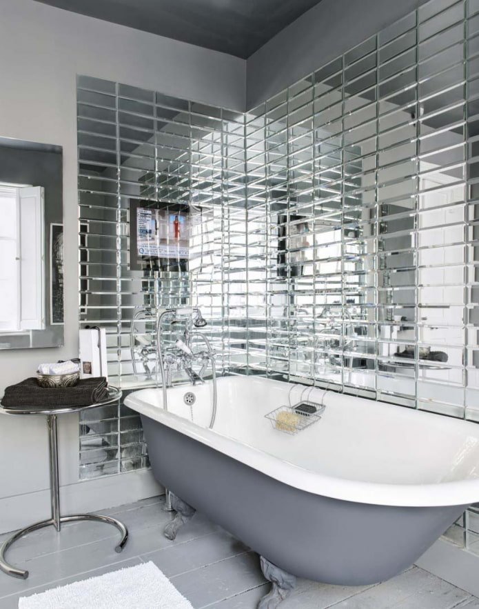 Spiegelfliesen im Badezimmer
