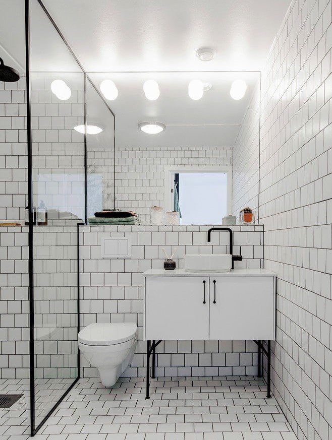 Weiße Fliesen im Badezimmer