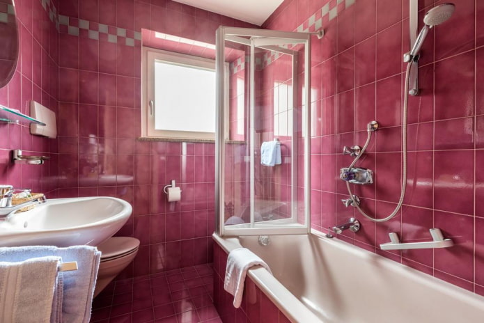 rosa Fliesen im Badezimmer