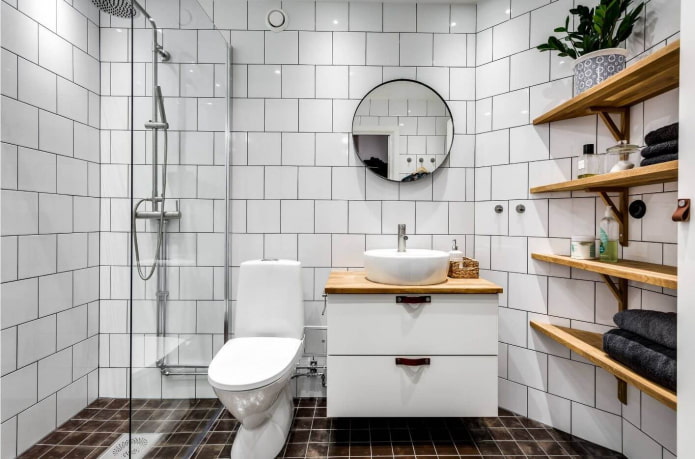 Fliesen im Badezimmerinterieur im skandinavischen Stil