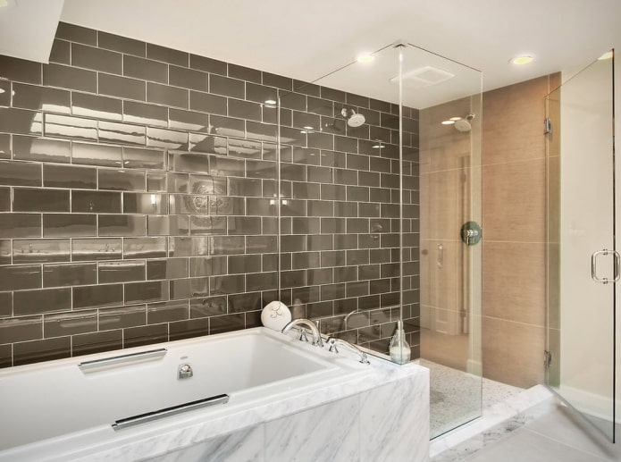 Fliesendekoration im Badezimmer