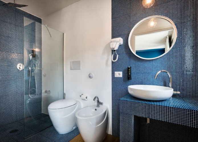 Fliesendekoration im Badezimmerinterieur