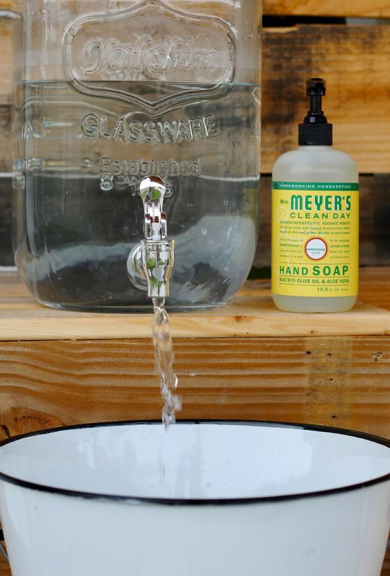 Waschbecken aus einer Limonadenschale
