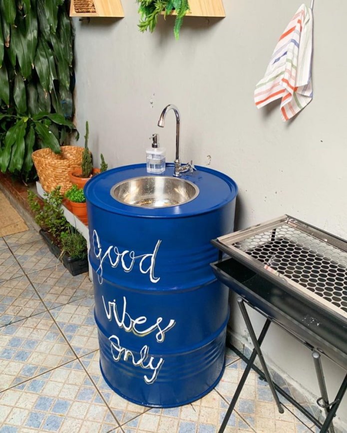 Waschtisch aus einem Fass